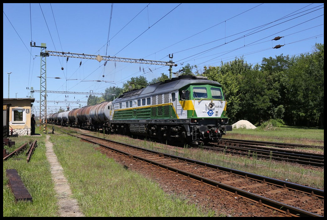 Zur Zeit verfügt die GYSEV über zwei modernisierte ehemalige Ludmillas der DB. Beide waren in den letzten Tagen in ständigem Einsatz zum ungarischen Grenzbahnhof Gyekenyes. Am 13.7.2022 verläßt hier die GYSEV 648002 Nagykanizsa mit einem Güterzug in Richtung Gyekenyes. 