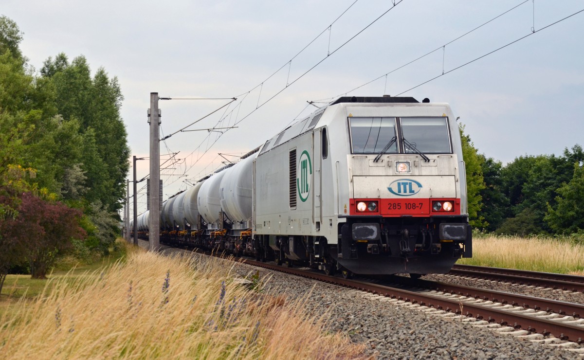 Zur Zeit wird die 285 108 der ITL bei der RBB eingesetzt. Am 21.06.15 rollte sie mit dem Sodazug aus Stassfurt durch Greppin nach Bitterfeld.