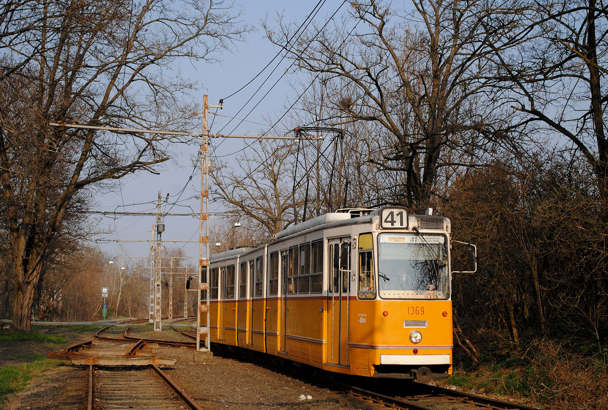 Zur Zeit wird die Linie 41 zwischen der letzten Haltestelle Repülöter ut und der Endstelle Kamaraerdö - Ifjusagi Park im eingleisigen Betrieb geführt, wobei die Sicherung mittels Signalstab erfolgt.
Am 23.03.2015 ist der CSM2 1369 soeben in den eingleisigen Abschnitt eingefahren.