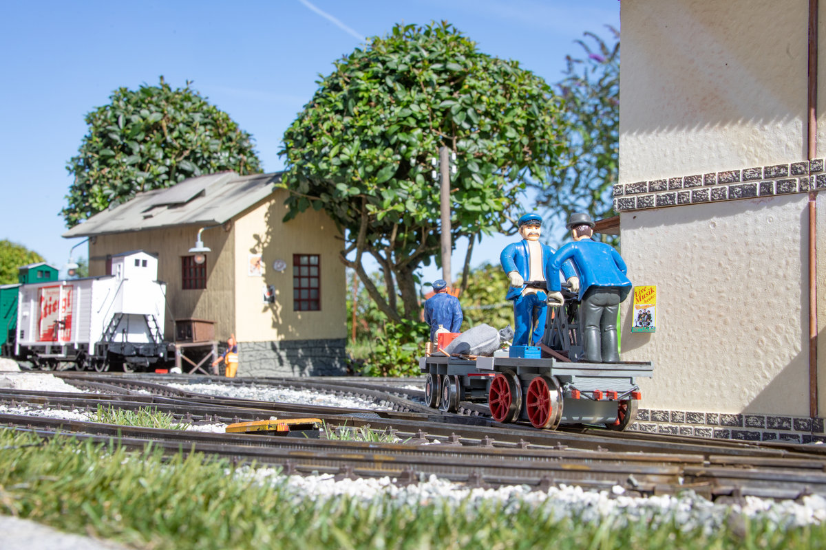 Zurück von der Anstrengenden Kontrollfahrt kämpft sich das Team der Hand-Hebel-Draisine zurück in den Bahnhof Trassdorf an diesem strahlend schönem 17.August 2019