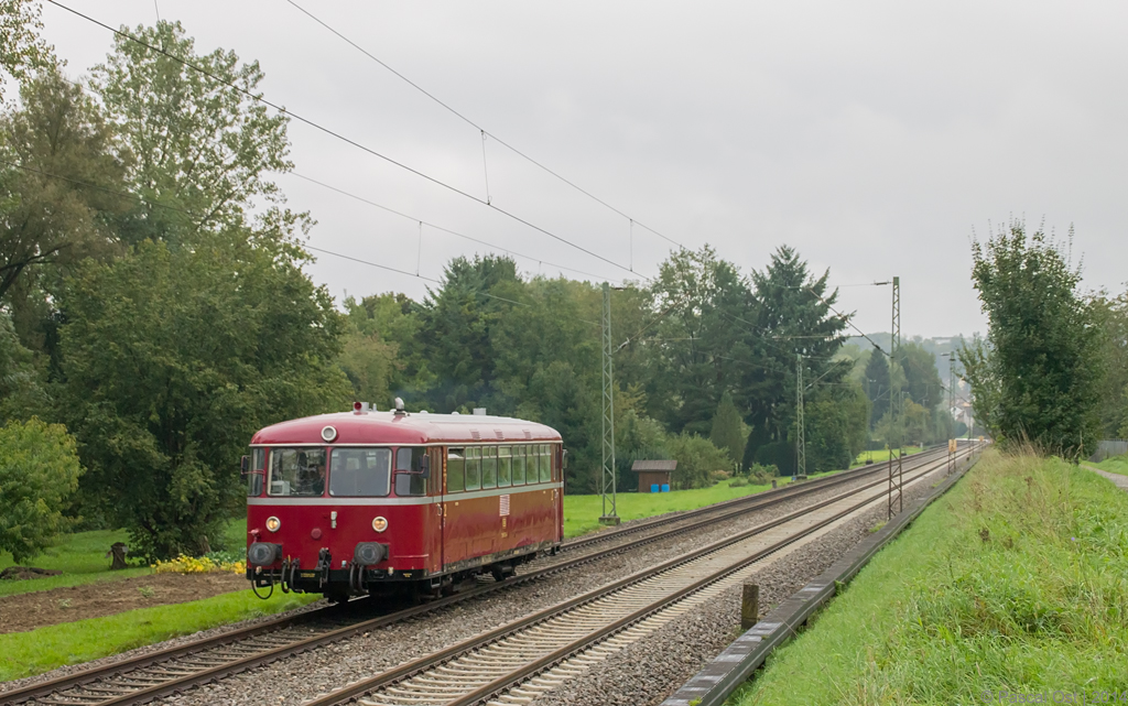 Zurück in eine längst vergangene Zeit - Anlässlich des 100-jährigen Jubiläums des Tübinger Bahnbetriebswerks verkehrte am 14. September 2014 der Zusatz-RE 28688 von Ulm Hbf nach Tübingen Hbf. Zum Einsatz kam hierfür der 798 652-4, der noch bis vor Kurzem als  Ulmer Spatz  in türkis-grauer Lackierung unterwegs war. Bei Wernau (Neckar) wurde der rote Brummer von zwei Fotografen erwartet.