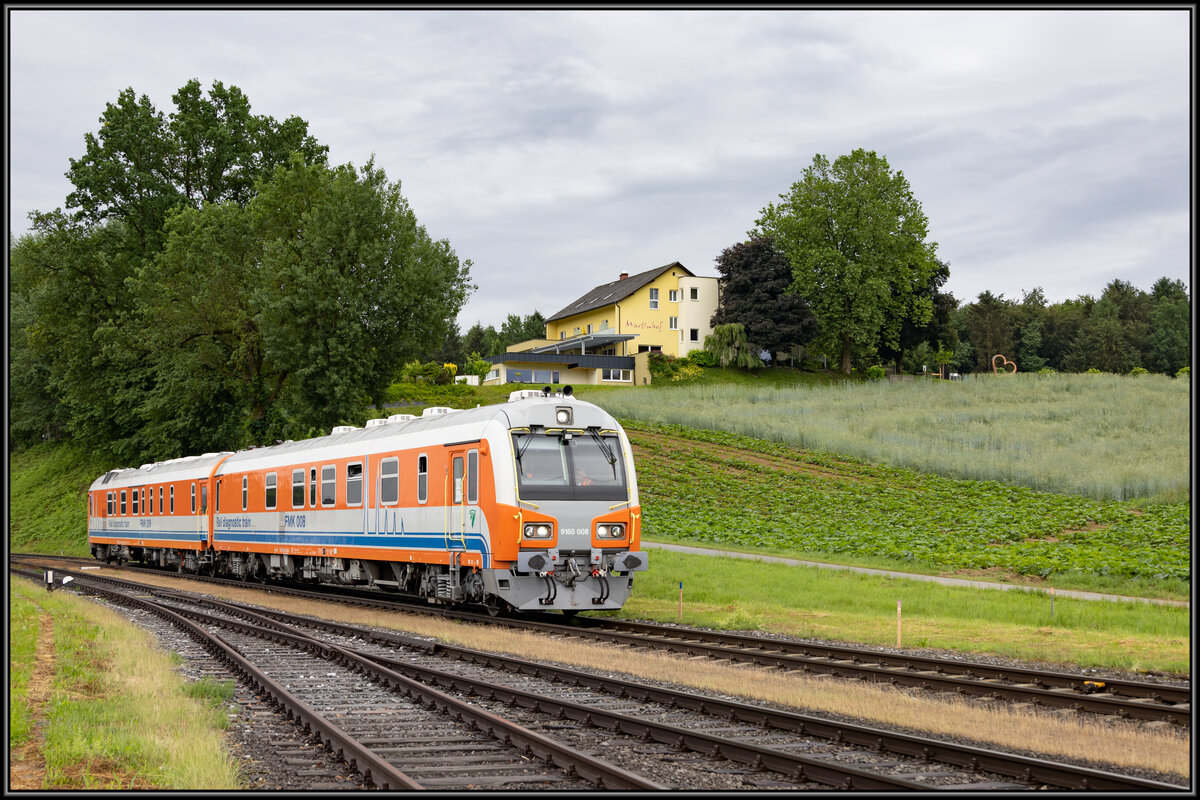 Zurück nach Graz und weiter zur nächsten Messfahrt. Der FMK008 durchfährt an diesem 9.Juni 2022 den Bahnhof St. Martin im Sulmtal Bergla.
