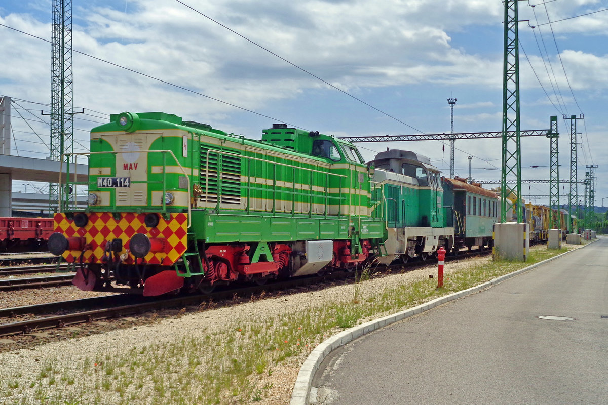 Zurückgefarbt in Originalschema steht M40-114 mit ein Gleisbauzug am 12 Mai 2018 in Kelenföld.
