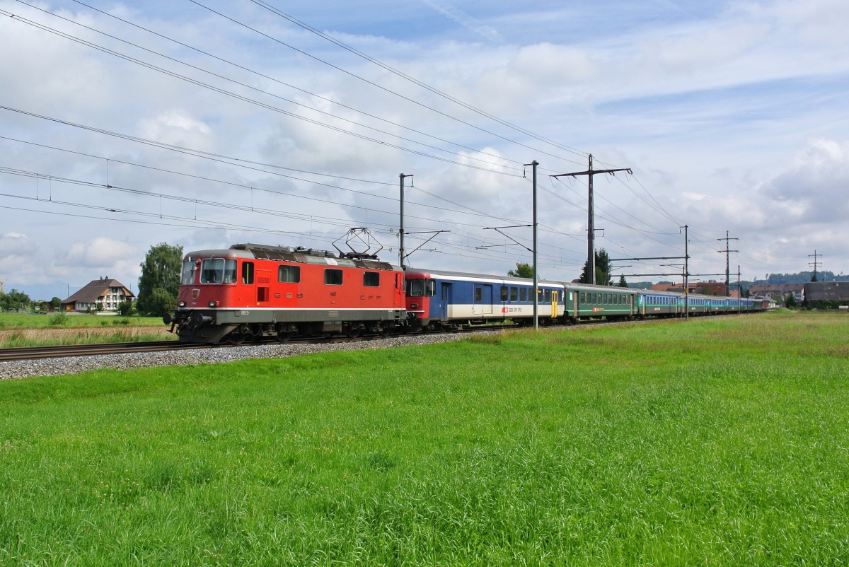 Zurzeit wird das Zugpaar 2015/2018 durch den in Bern stationierten EWI/II Pendel gefhrt. Heute wurde am IR 2018 eine Re 4/4 II von Zrich nach Bern fr einen Extrazug berfhrt. Re 4/4 II 11147, BDt EWI 50 85 82-33 988-5, 7 EWI/II und Re 4/4 II 11151 bei Lyssach, 08.08.2014.