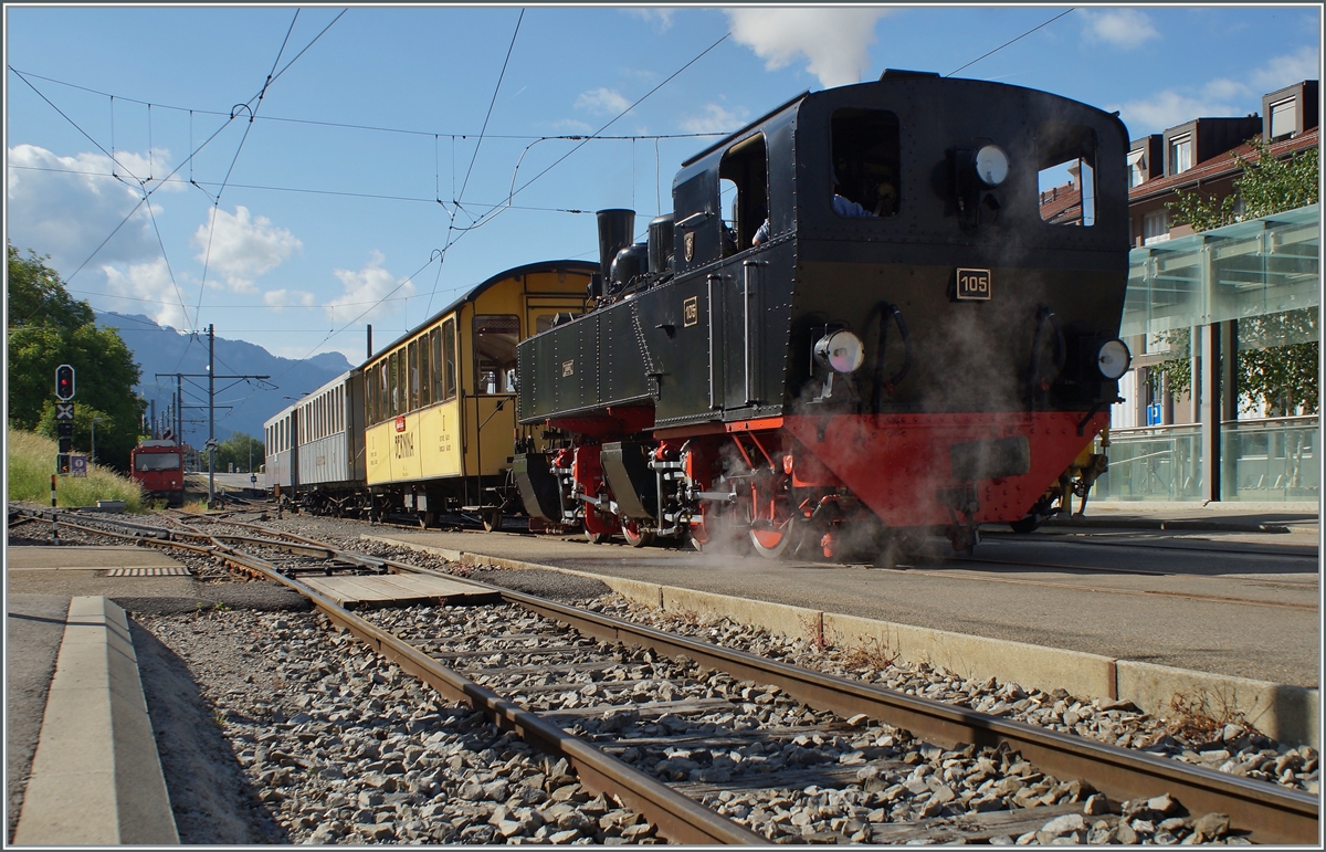 Zusätzlich zu den  Festivals  verkehrt jeweils am letzten Sonntag im Monat ein Blonay-Chamby Zubringerzug von und ab Vevey, am Morgen mit Dampf und am Nachmittag elektrisch. Der Zug trägt den Namen  Rivera Belle Epoque . 

Das Bild zeigt die G 2x 2/2 105, die mit dem Leermaterialzug von Chaulin Blonay erreicht hat und nun auf die Abfahrt um 9:34 nach Vevey wartet. 

Aufnahmeort: Bahnsteig Gleis 3 
29. Mai 2022