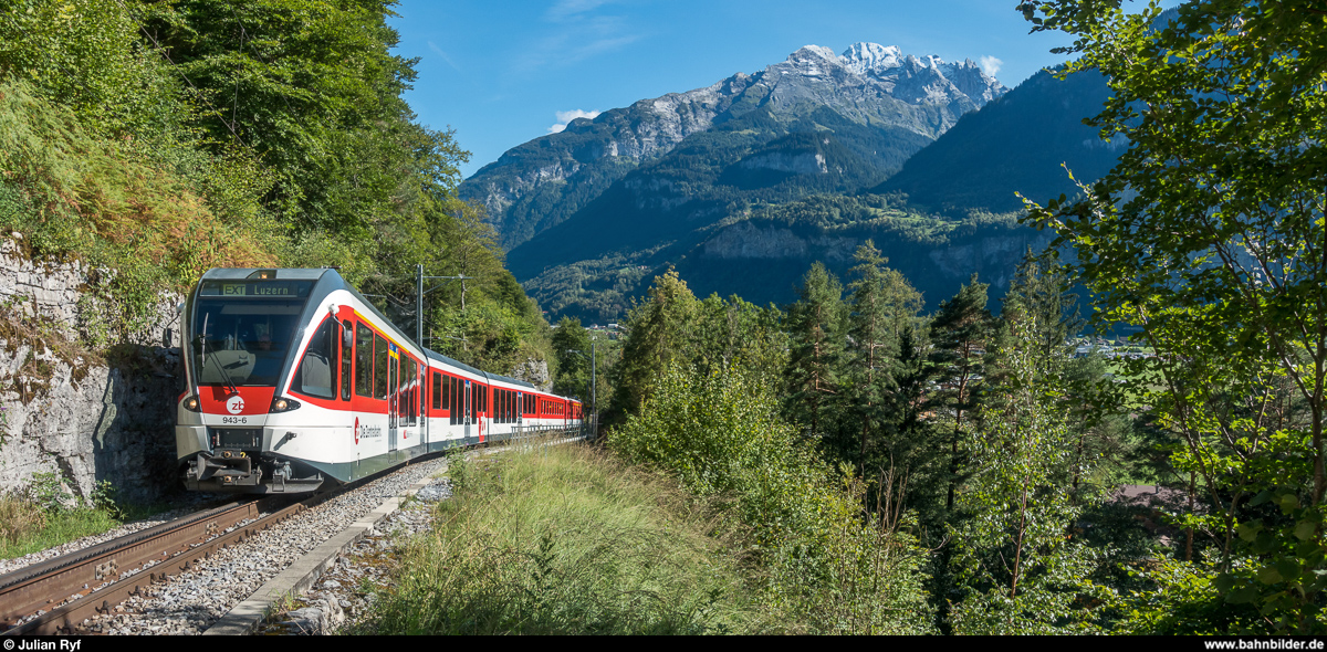 Zusätzlich zu den üblichen ADLER- und FINK-Triebzügen verkehrt auf der Brünigbahn auch im Sommer 2018 zweimal täglich ein Verstärkerzug für Gruppenreisende, welcher aus HGe 4/4 II und Gelenksteuerwagen gebildet wird.<br>
Auf der nachmittäglichen Rückfahrt nach Luzern am 26. August 2018 befindet sich der Zug Steuerwagen voraus noch ziemlich am Beginn des Anstiegs zum Brünigpass.
