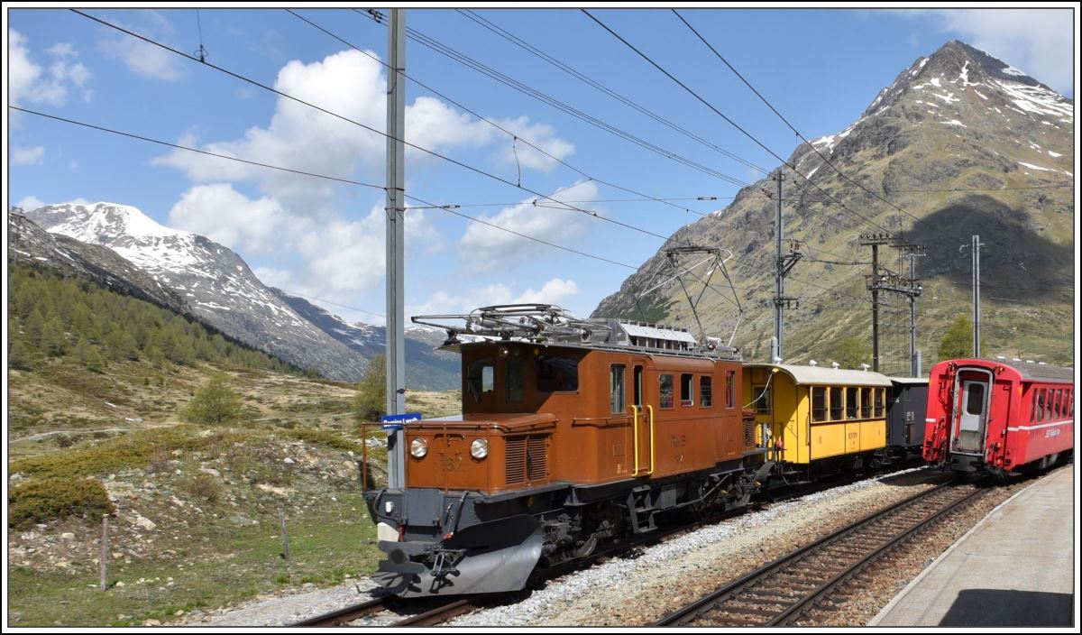 Zusätzlich zur Kreuzung zwischen R1621 und R1636 überholen wir einen Extrazug mit dem Bernina Krokodil Ge 4/4 182 in Bernina Lagalb. (30.05.2018)