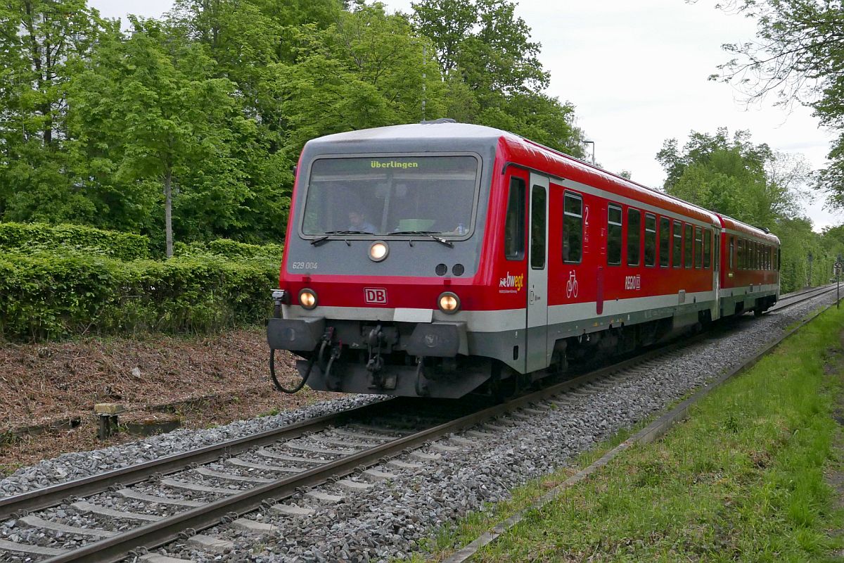Zusätzliche Züge zur Landesgartenschau in Überlingen (|||) - Von Ulm kommend und wenige Minuten nach der Abfahrt in Friedrichshafen Stadt befindet sich 629 004 / 628 904 am 21.05.2021 als RE 22786 auf der Fahrt nach Überlingen Therme