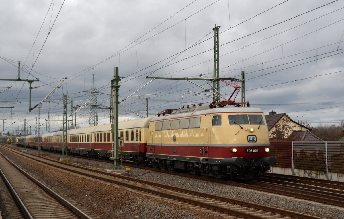 Zusammen mit 103 113 führte E 03 001 einen TEE von Butzbach nach Dresden. Hier passiert der Zug am 08.12.18 den S-Bahnhof Halle Messe Richtung Leipzig.