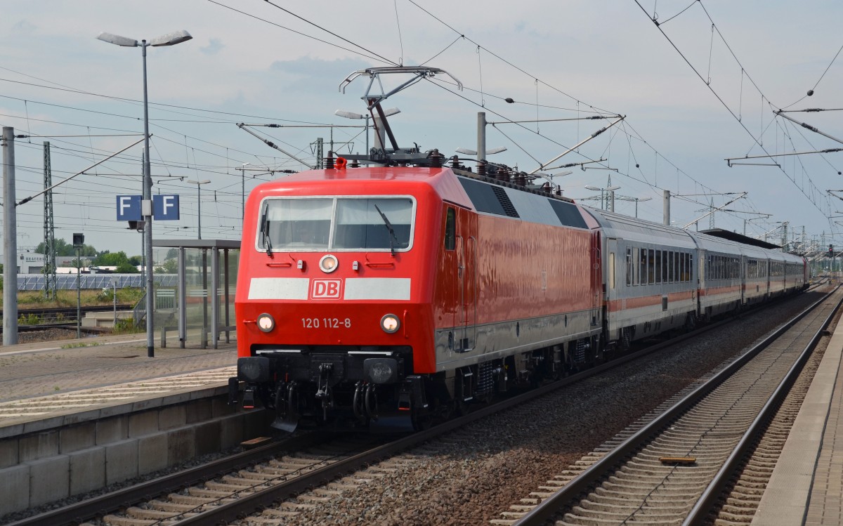 Zusammen mit 120 143 am anderen Zugende bespannte die ehemalige Märklin-Lok 120 112 am 14.06.15 den IC 2411 von Berlin nach München. Ihre Abnahme im Werk Dessau war am 09.06.15.