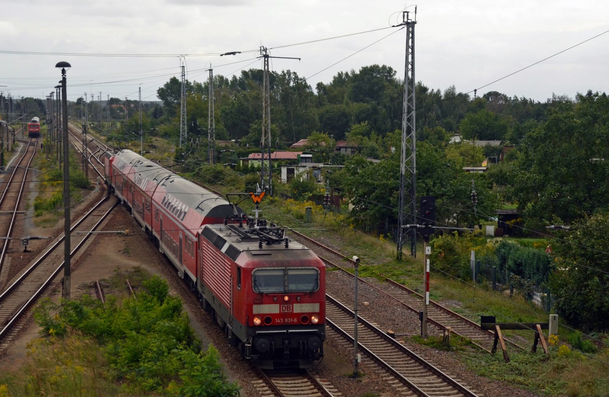Zusammen mit 143 002 rangierte 143 831 ihre RB nach Halle(S) in Falkenberg(E) über die Weichenstrasse an den Bahnsteig heran.