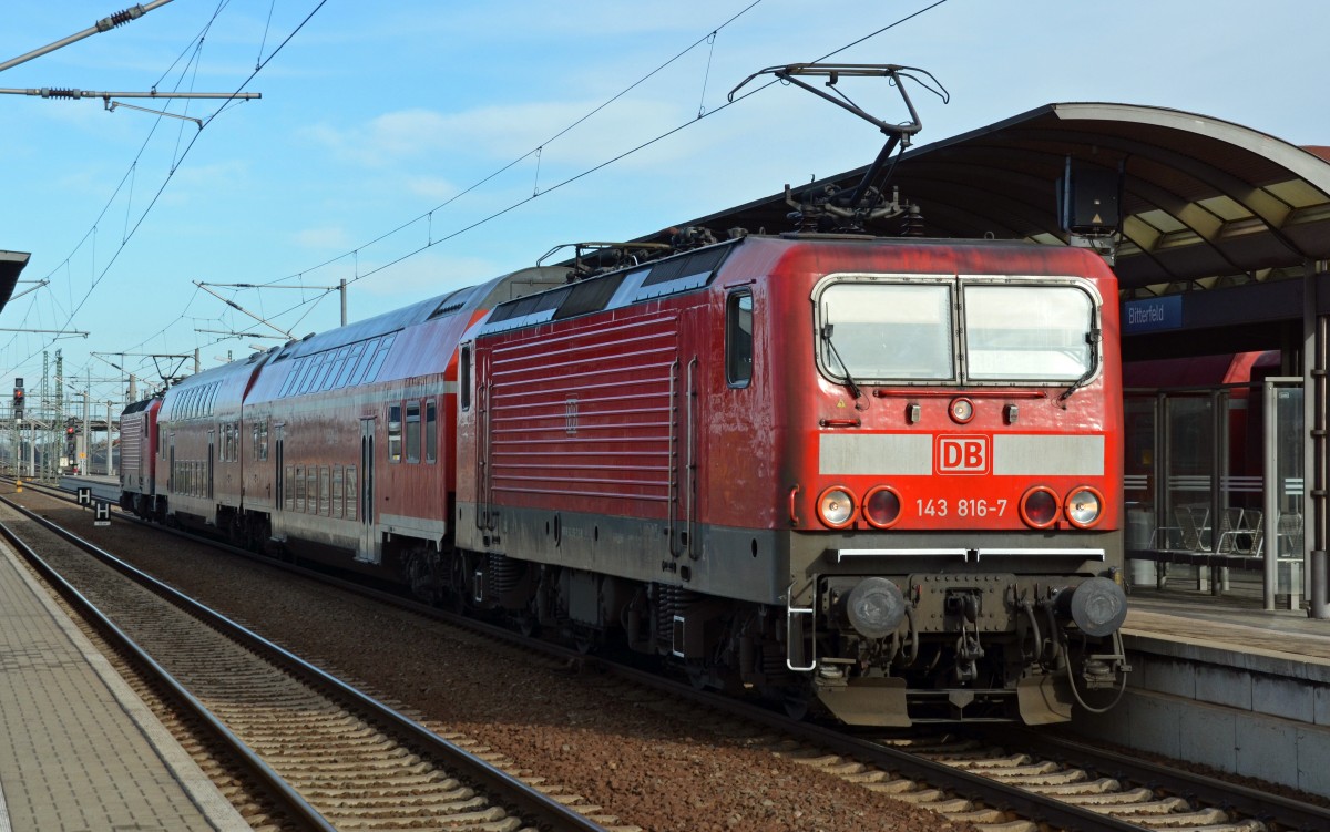 Zusammen mit 143 829 bespannte 143 816 am 09.02.13 eine RB von Falkenberg über Dessau nach Halle(S). Hier steht das außergewöhnliche Duo in Bitterfeld und wartet auf die Abfahrt.