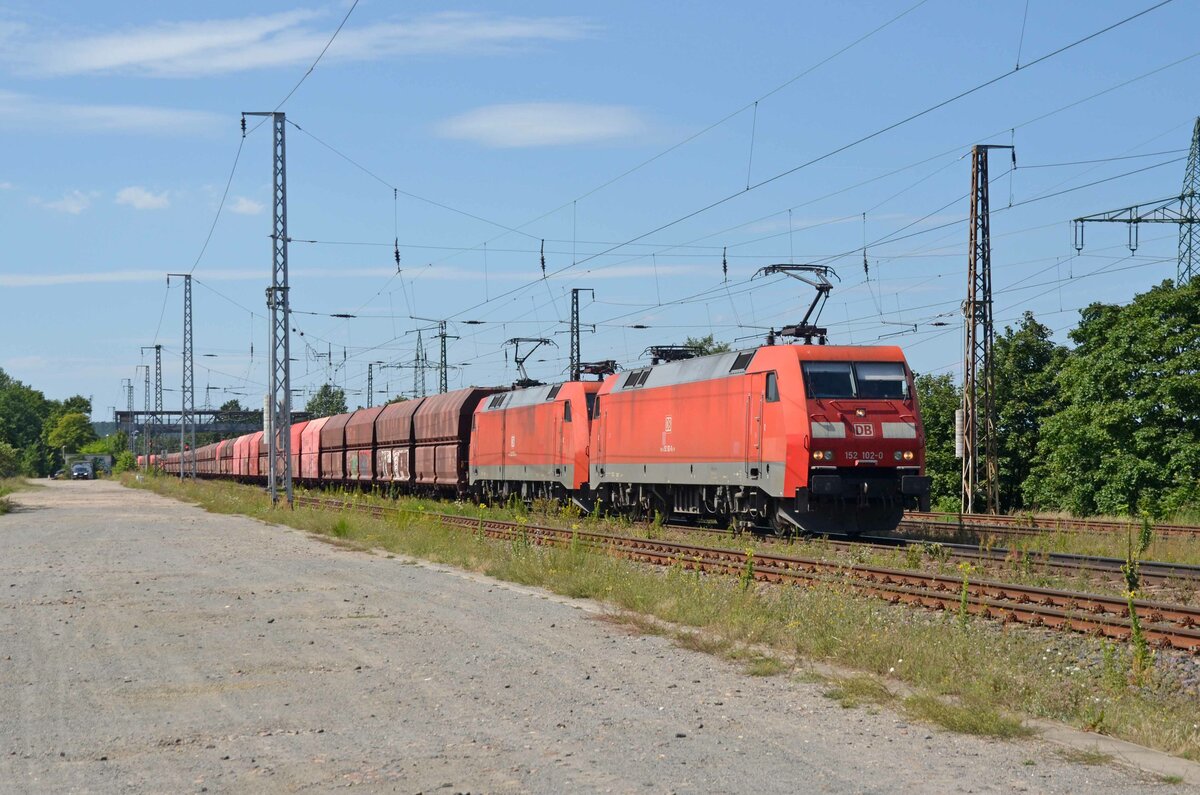 Zusammen mit 152 155 schleppte 152 102 einen Erzzug am 14.08.21 durch Saarmund Richtung Schönefeld.