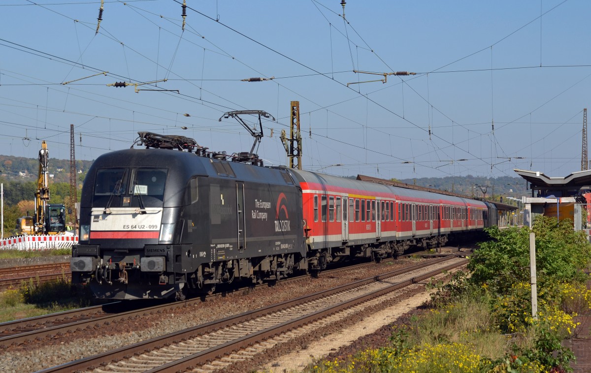 Zusammen mit 182 514 bespannte am 12.10.15 182 599 eine RB von Halle(S) nach Eisenach. Hier verlässt die als Sandwich gefahrene RB Naumburg. 