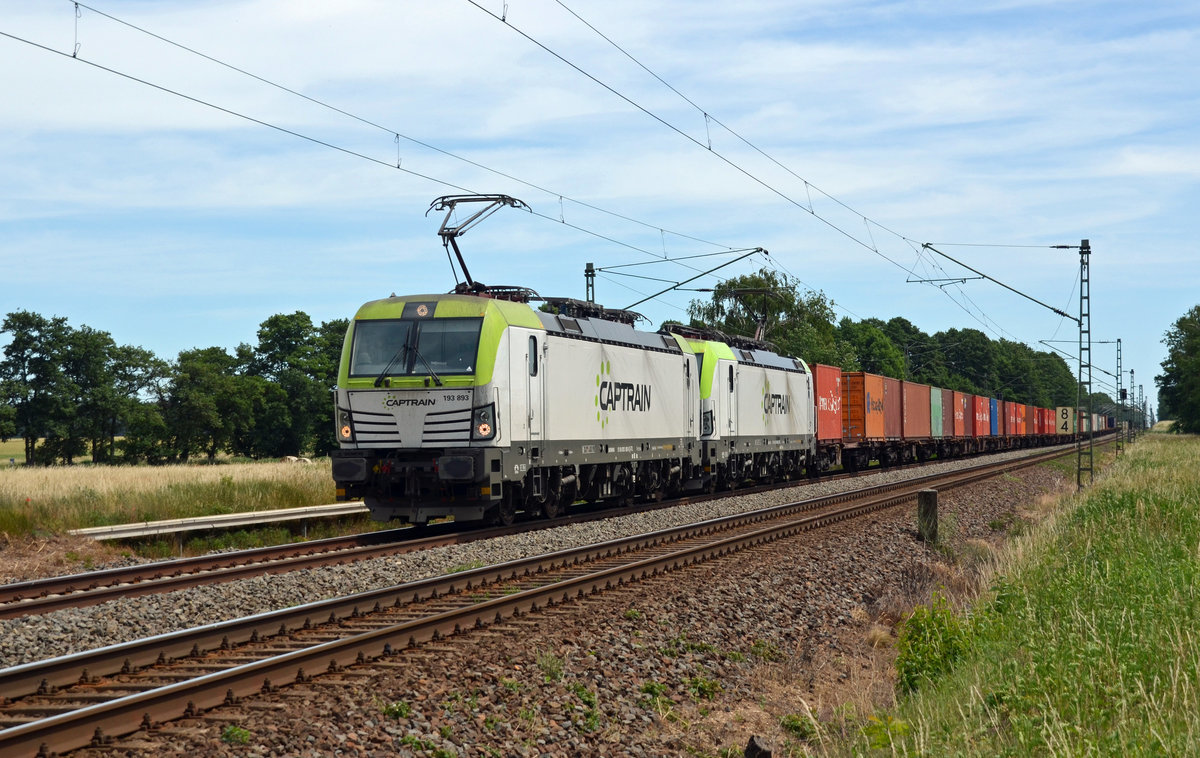 Zusammen mit 193 894 führte 193 893 einen Containerzug am 21.06.17 durch Jütrichau Richtung Magdeburg.