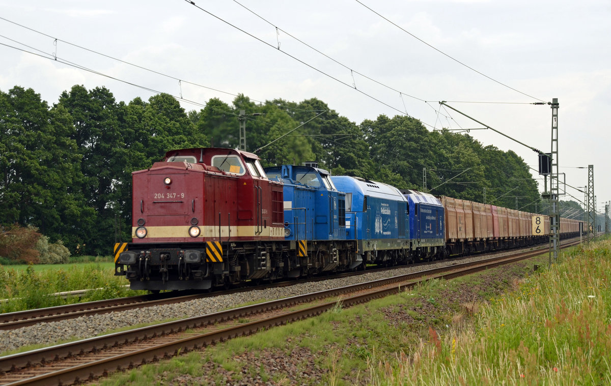 Zusammen mit 204 013 (203 216) der Press führte 204 347 (202 347) der MTEG einen Holzhackschnitzelzug am 08.07.17 durch Jütrichau Richtung Magdeburg. Hinter den beiden Zugloks wurden noch 253 014 (223 051) und 246 049(246 011) als Wagenloks mitgeführt.