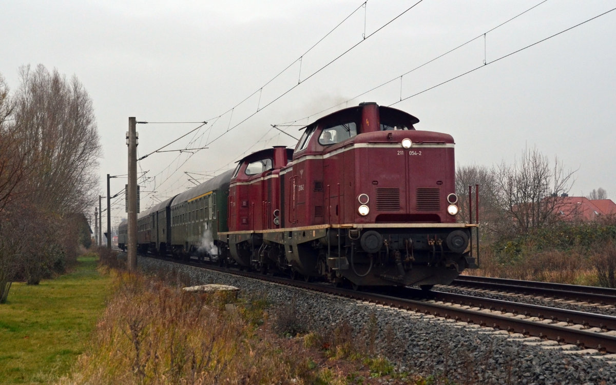Zusammen mit 211 019 beförderte 211 054 am 02.12.17 einen Sonderzug von Vienenburg nach Leipzig. Hier rollt der Sonderzug durch Greppin Richtung Bitterfeld.