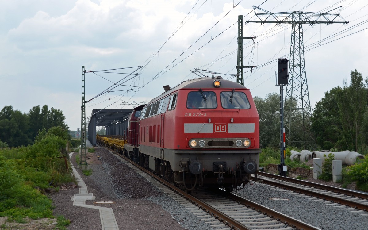 Zusammen mit 212 093 fuhr 218 272 am 10.07.14 durch Roßlau Richung Wittenberg. Am Haken hing ein Abraumzug; Ziel des Zuges war Coswig(Anhalt).