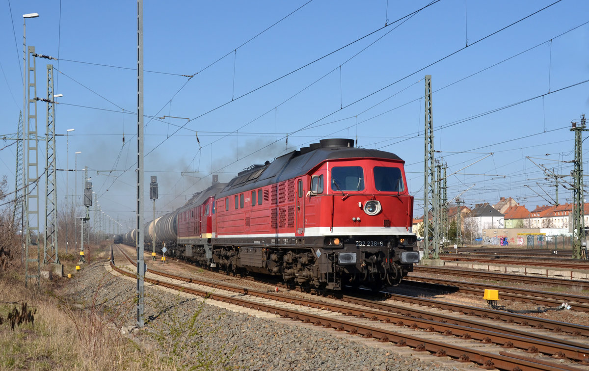 Zusammen mit 232 068 bespannte 232 238 am 05.04.20 einen Kesselwagenzug von Bitterfeld nach Sand in Oberbayern. Hier starten beide Ludmillas mit ihrem Kesselwagenzug am Ausgangspunkt ihrer Fahrt.