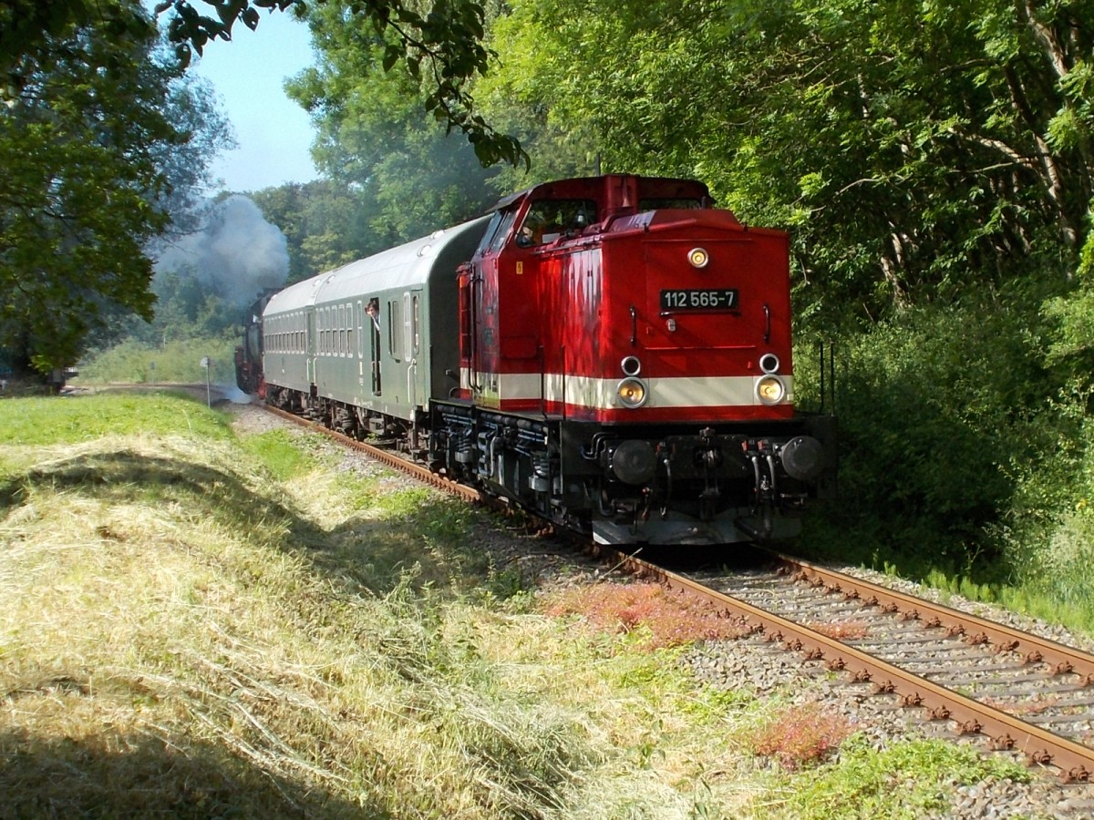 Zusammen mit der 52 8079 am Schluß verließ die PRESS 112 565,am 15.Juni 2014,den Bahnhof Putbus.