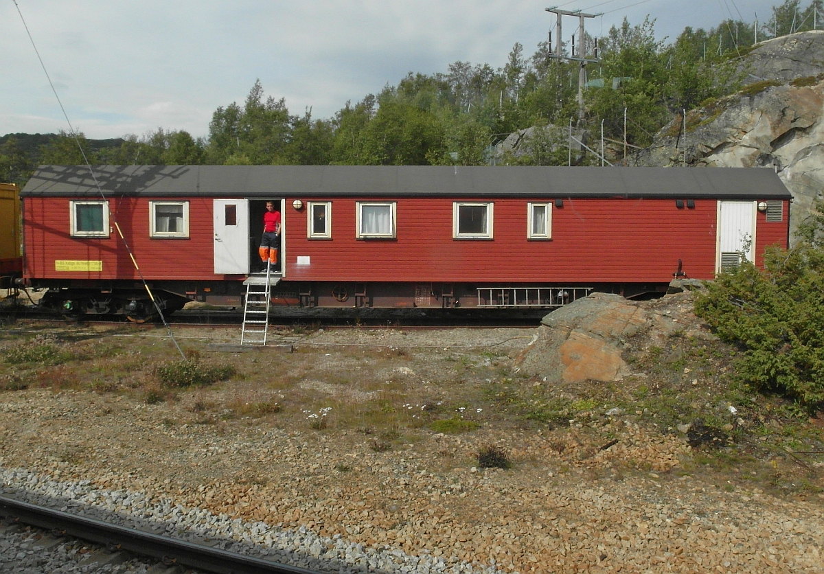 Zusammen mit anderen Bahndienstwagen/-fahrzeugen stand dieser Bahnwohnwagen in Haugastøl. Aufnahme wurde am 22.08.2015 aus dem von Bergen nach Oslo fahrenden Zug gemacht.