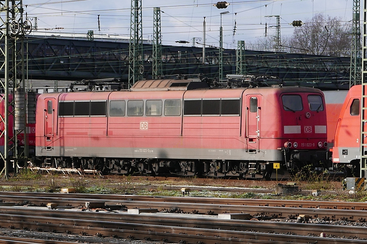 Zusammen mit anderen Loks der Baureihen 151, 152, 185 steht 151 023-9 im Karlsruher Güterbahnhof (09.12.2017).