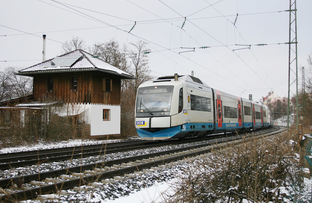 Zusammen mit diesem schmucken Stellwerk konnte ich die BOB-VTs VT 107 + 110 + 103 ablichten.
Das Stellwerk wurde per Bildbearbeitung von Schmierereien befreit.
Aufgenommen am 15.03.2010 in München.