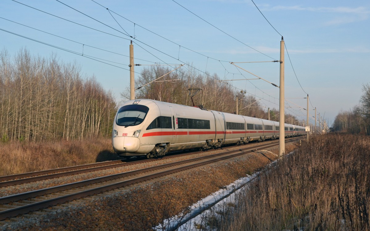Zusammen mit einem Bruder der BR 415 durcheilt dieser ICE der BR 411 als ICE 209 am 01.01.15 Burgkemnitz Richtung Leipzig.