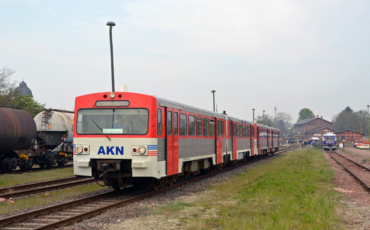 Zusammen mit einem weiteren VT2E verlässt der noch im AKN-Design fahrende Triebwagen der AVG am 07.05.17 Egeln Richtung Staßfurt.