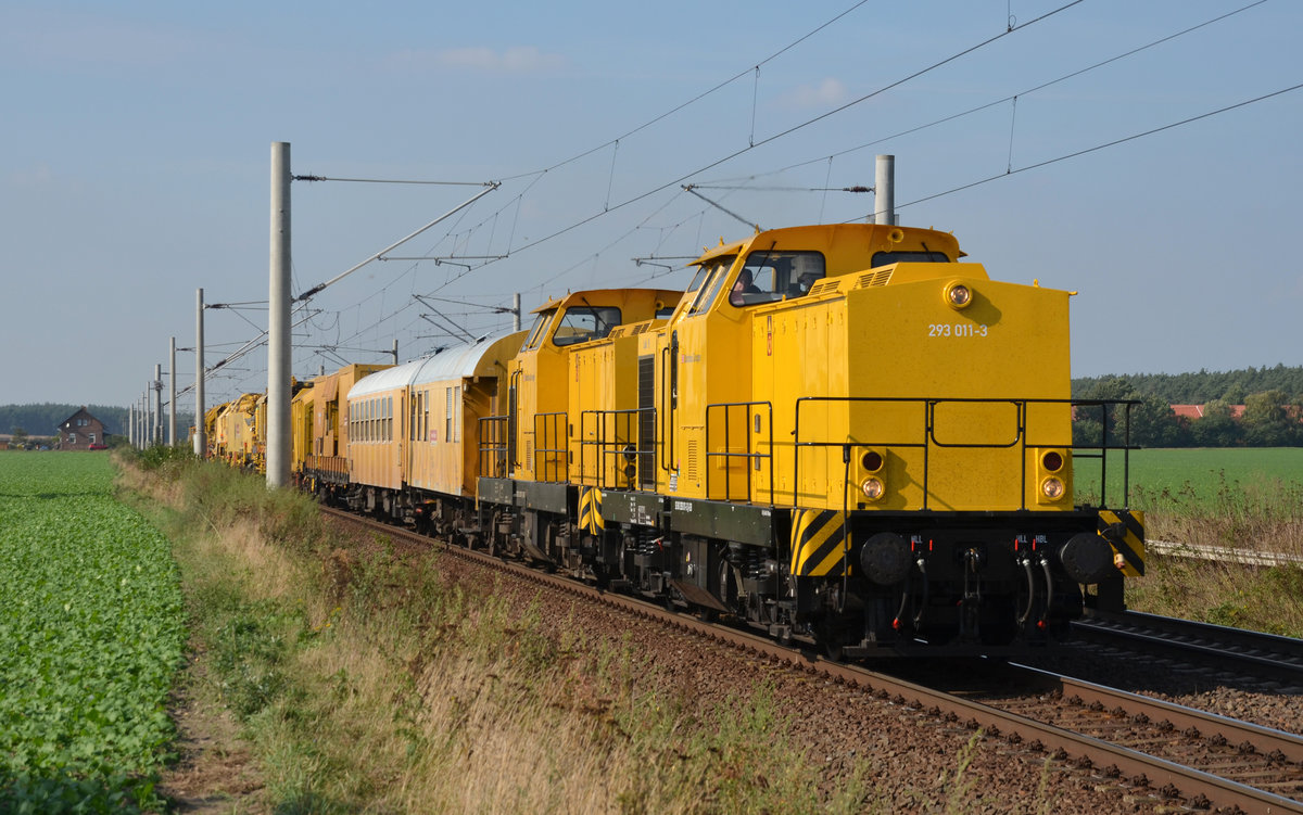 Zusammen mit ihrer Schwester 293 007 schleppte 293 011 am 29.09.17 den Gleisumbauzug Büffel der Bahnbaugruppe durch Rodleben Richtung Roßlau. 