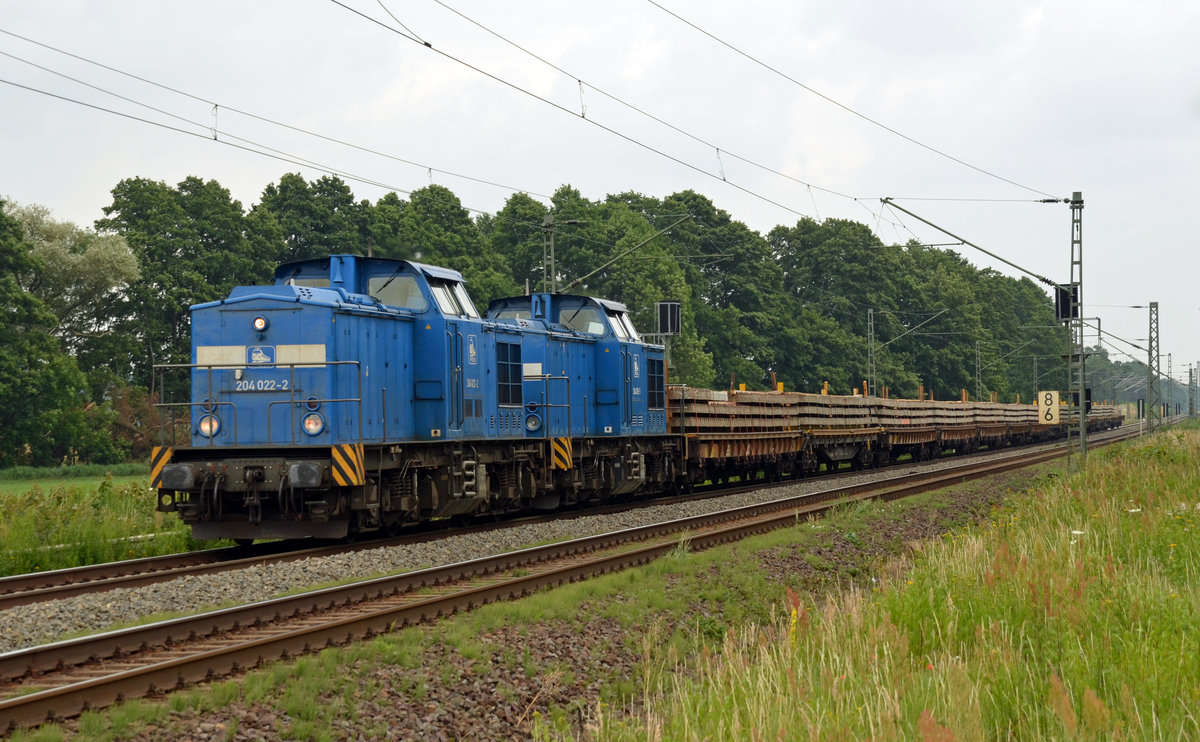 Zusammen mit ihrer Schwesterlok 204 005(203 350) schleppte 204 022(203 225) der Press am 08.07.17 einen Schwellenzug durch Jütrichau Richtung Magdeburg.