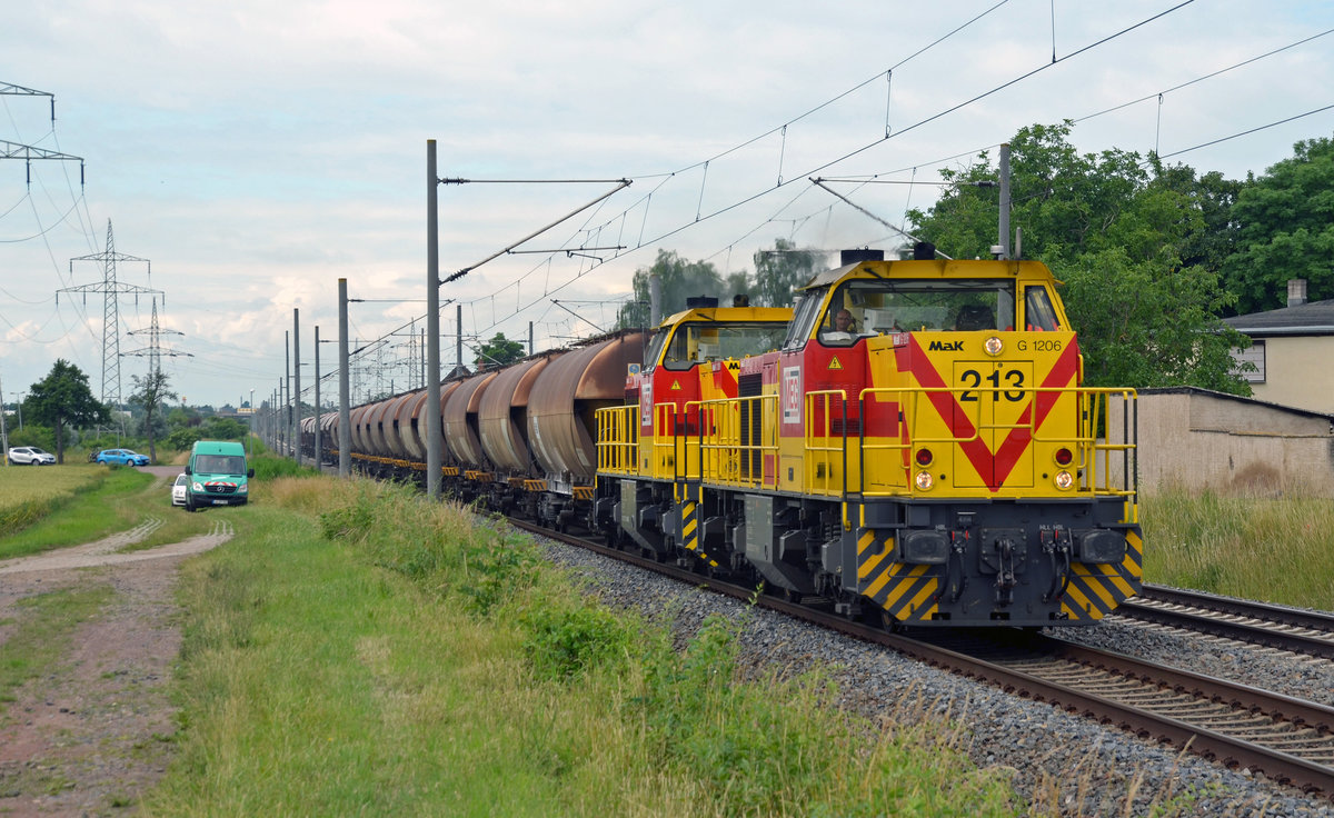 Zusammen mit ihrer Schwesterlok 275 217 beförderte 275 213 am 22.06.16 einen Silozug durch Braschwitz Richtung Magdeburg. Wegen der momentanen Einsatzsperre der BR 265 wird der Zug derzeit mit MEG-Maschinen gefahren.