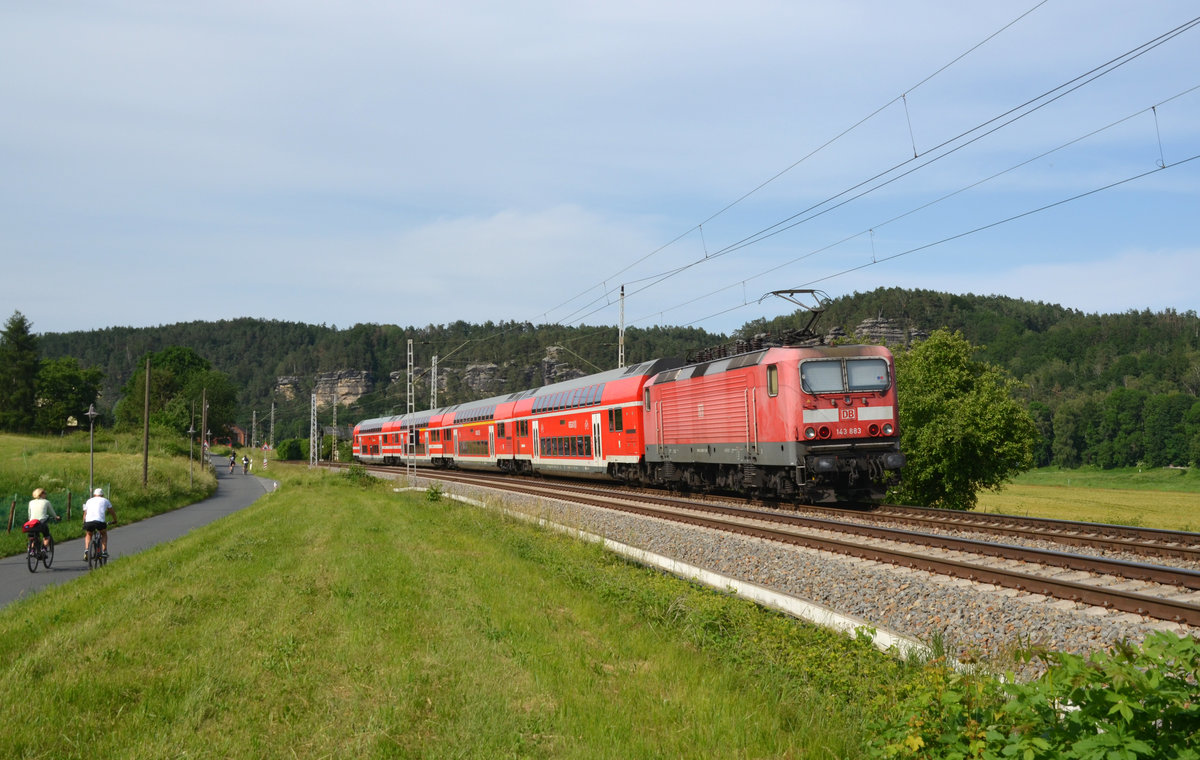Zusammen mit Loks der Baureihe 146 setzt DB Regio Dresden Loks der Baureihe 143 an der S1 zwischen Meißen-Triebischtal und Bad Schandau bzw. Schöna ein. Am 09.06.19 schiebt 143 883 ihre S-Bahn durch Strand Richtung Dresden. 