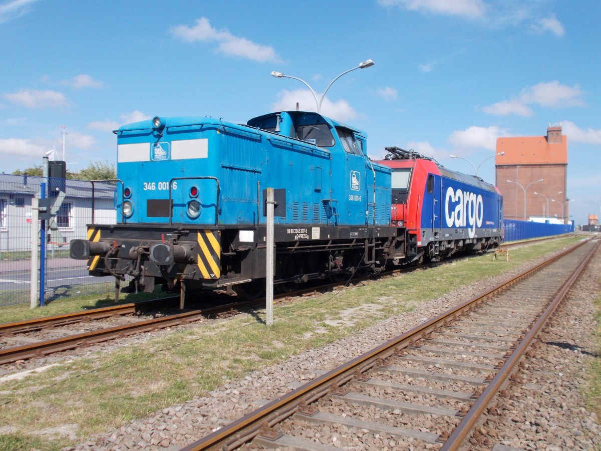 Zusammen mit der PRESS 346 001 stand die Schweizer Re482 049,am 21.Juli 2014,in Stralsund Nordhafen.Aufnahme durch das Hafentor.