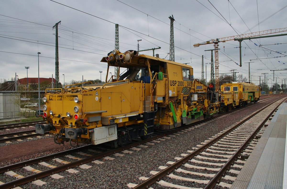 Zusammen mit einer Stopfmaschine durchfährt dieser Schotterpflug am 7.4.2017 den Magdeburger Hauptbahnhof in östlicher Richtung.