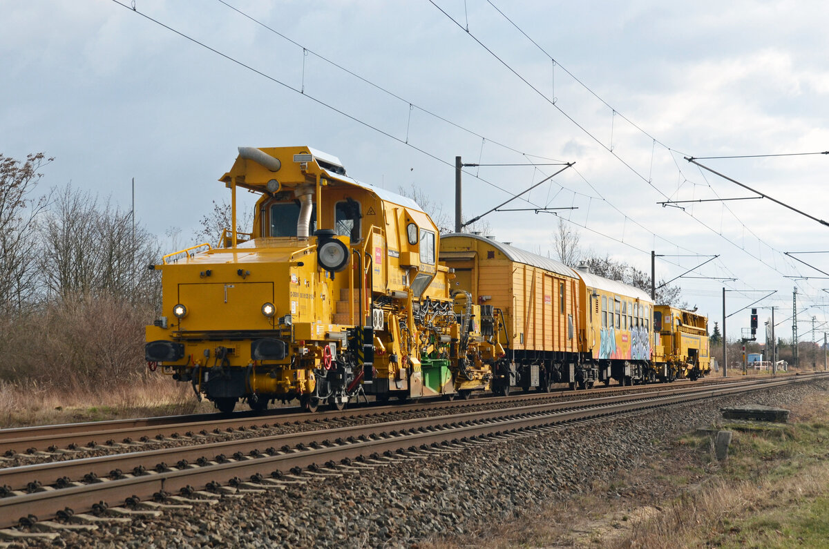 Zusammen mit einer Stopfmaschine und zwei Begleitwagen rollte diese Schotterplaniermaschine vom Typ USP 2000-C2 der Bahnbaugruppe am 05.02.22 durch Greppin Richtung Dessau.
