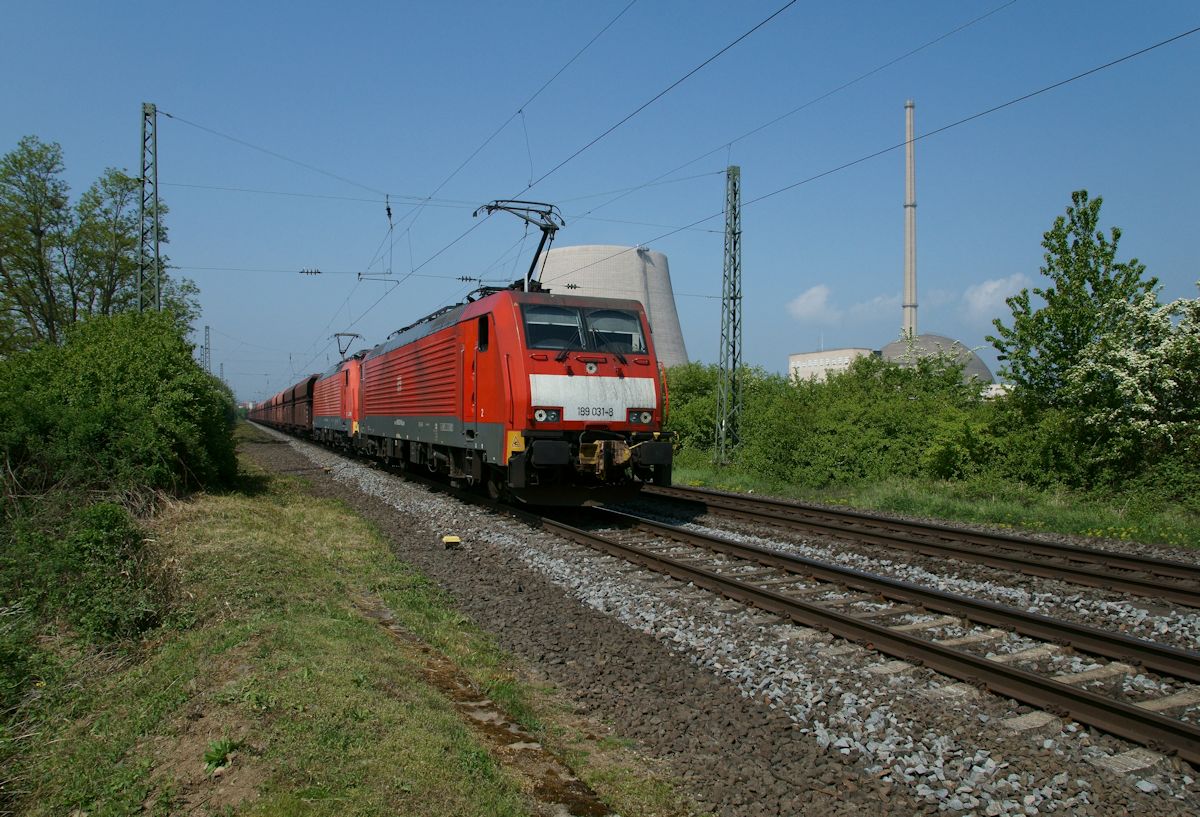 Zusammen mit einer weiteren 189 zog 189 031 am 1.5.2019 einen Erzzug von Rotterdam nach Dillingen. Kurz vor Koblenz fuhr sie am ehemaligen Kernkraftwerk Mülheim-Kärlich vorbei, welches derzeit abgerissen wird. 