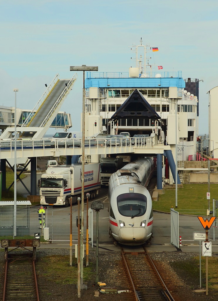 Zusammen mit zahlreichen LKW verläßt ein 605 als ICE 34 aus Kopenhagen am 26.10.2016 in Puttgarden die Fähre  Deutschland 