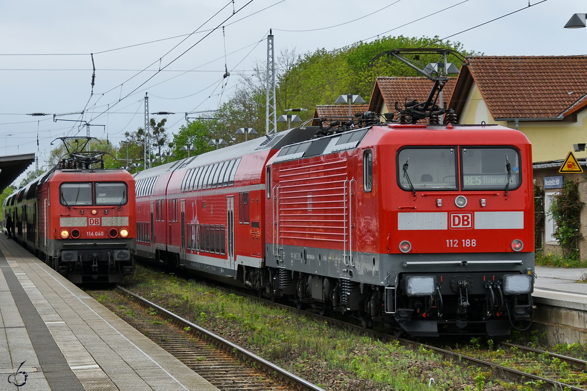 Zusammentreffen der aus beiden Fahrtrichtungen kommenden RE5-Züge (gezogen von 114 040 gezogenen und geschobenen von 112 188) am Hauptbahnhof Neustrelitz. (Mai 2021)