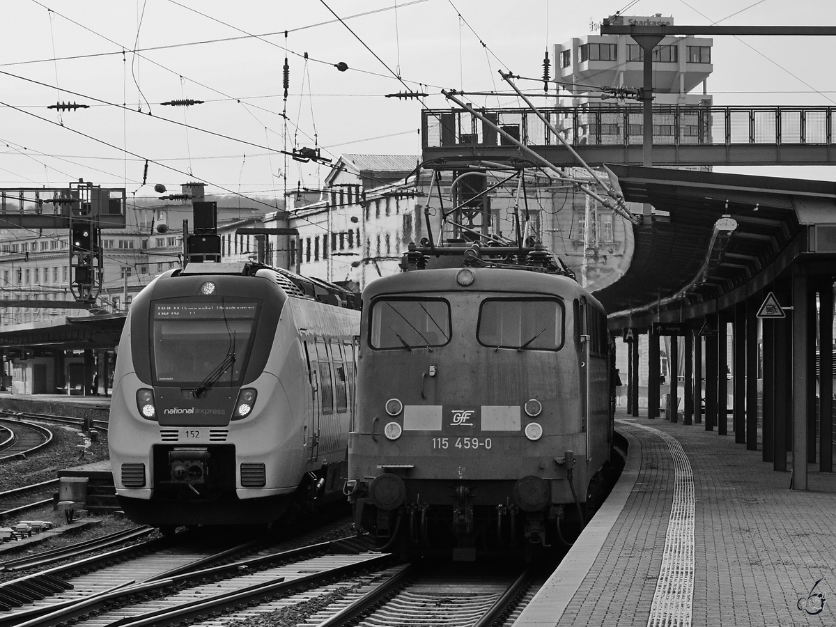 Zusammentreffen des National Express-Elektrotriebzuges 152 und der GfF-Elektrolokomotive 115 459-0, beide unterwegs als RB48, am Hauptbahnhof Wuppertal. (Februar 2021)
