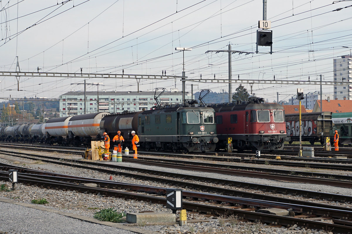 Zusammentreffen von  GRÜN UND ROT 
Re 430 364-0 und Re 620 030-7 zur Weiterfahrt bereit im Rangierbahnhof Biel am 23. Oktober 2018.
Foto: Walter Ruetsch 