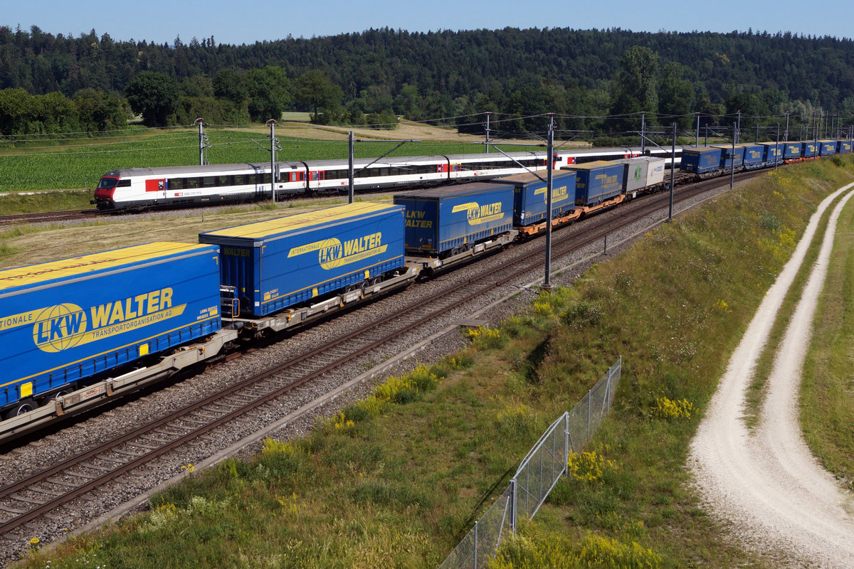 Zusammentreffen von der Neubaustrecke und der alten Stammstrecke Bern - Olten bei Roggwil.
Entstanden ist diese Zufallsaufnahme am 24. Juni 2020.
Foto: Walter Ruetsch