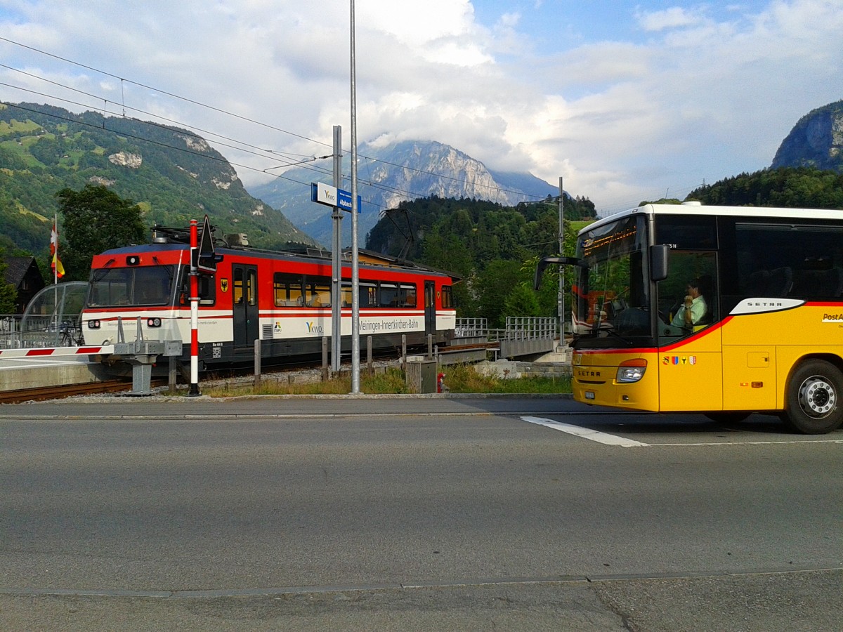 Zusammentreffen von PostAuto und MIB an der Haltestelle Meirigen Alpbach. Gleich rechts hinterdem Bus befindet sich die Bushaltestelle Alpbach Sportanlage. Von so gut abgestimmten Anschlüssen kann man außerhalb der Schweiz leider oft nur träumen. (23.7.2015)
