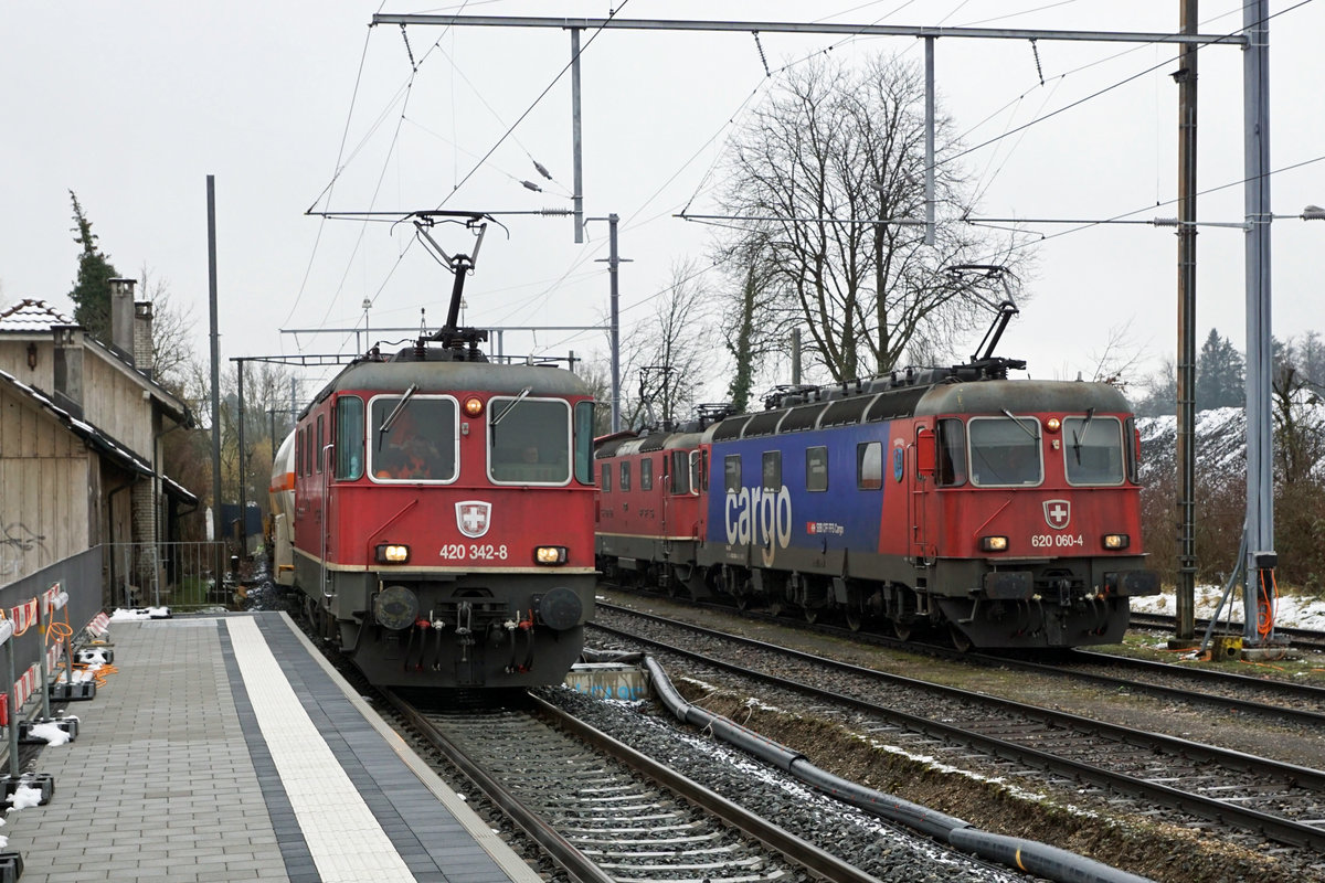 Zusammentreffen von Re 420 342-8, Re 620 660  Tavannes  und Re 420 324-6 in Gerlafingen am 10. Februar 2021.
Foto: Walter Ruetsch   