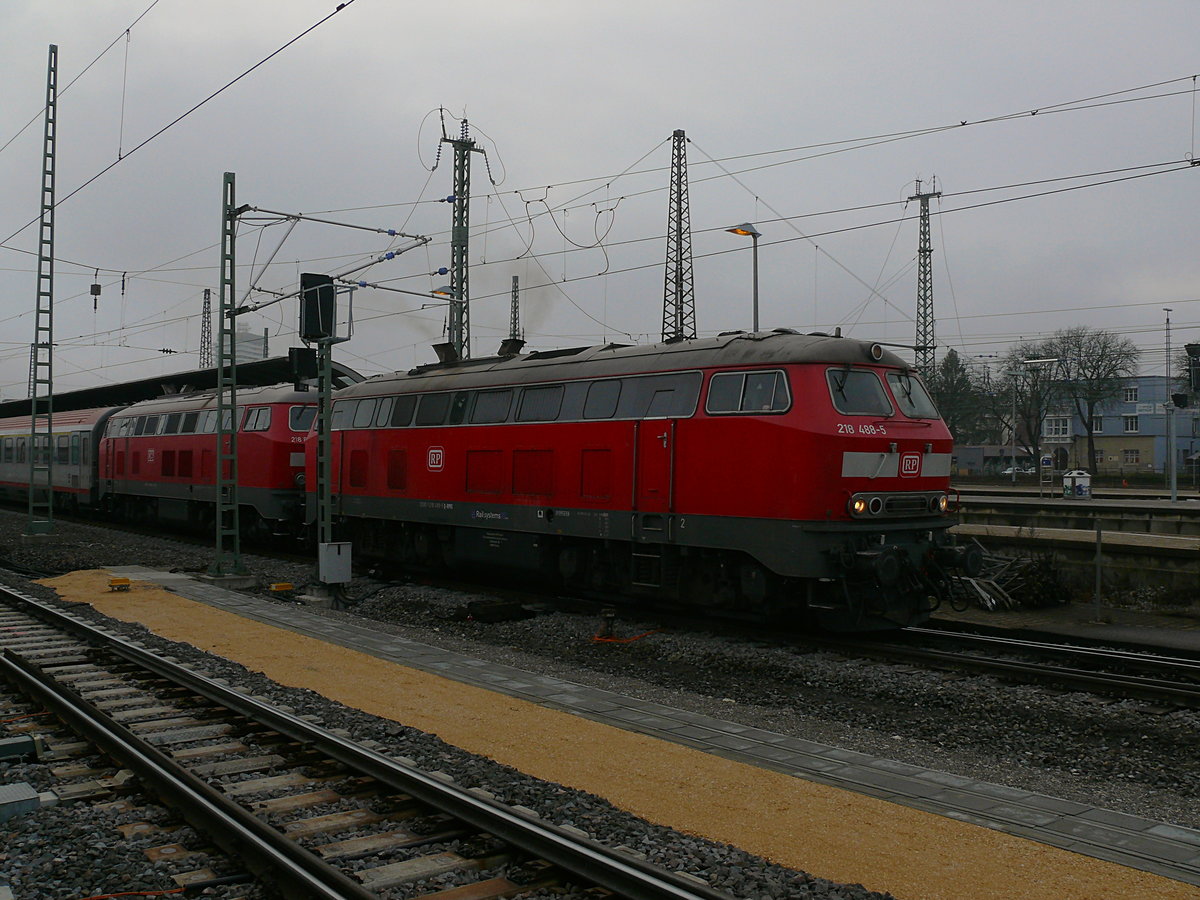 Zusehen sind 218 488 der Railstystems RP zusammen mit ihrer Schwesterlok der 218 824 der DB Fernverkehr. Diese zogen zusammen am 26.12. den IC 118 von Innsbruck Hbf nach Stuttgart Hbf. Hier fahren sie gerade um 14:44 Uhr aus dem Ulmer Hbf aus. 