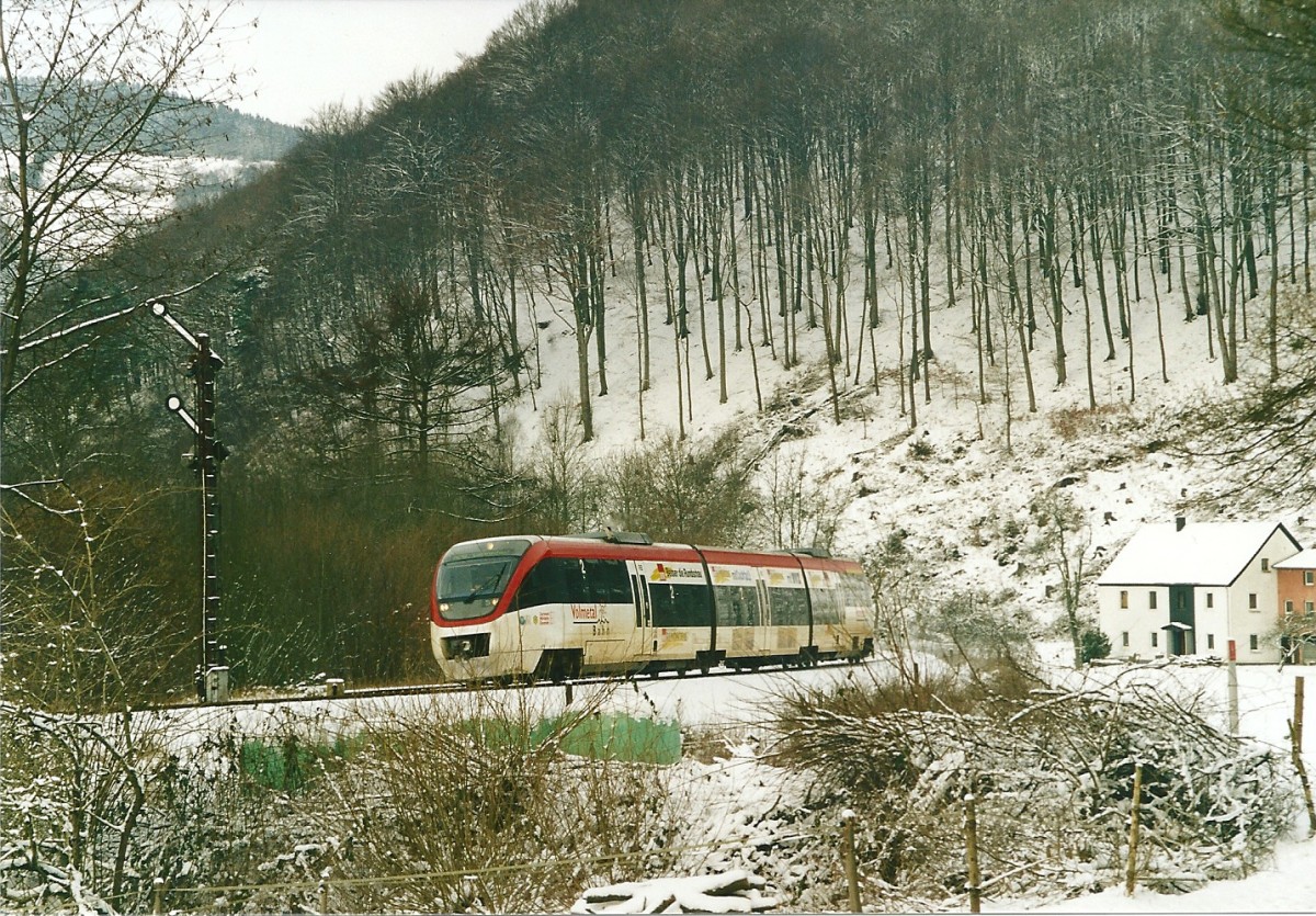Zuständiges EVU auf der RB 52 Dortmund - Lüdenscheid ist längst wieder die DB. Vor zehn Jahren waren hier die vier Talente der Dortmund-Märkischen Eisenbahn DME unterwegs. Im Bild VT 01.102 am Einfahrsignal zum Kreuzungsbahnhof Rummenohl am 31.1.2003.