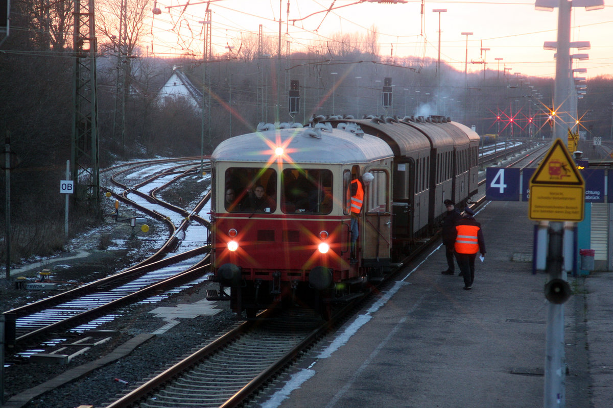Zustieg zum Grünkohlexpress am 19.01.2019 um 16.40 Uhr in Hasbergen auf Gleis 4. VT 03 hat vier Donnerbüchsen im Schlepp und ist damit im Auftrag von Eisenbahntradition von Münster nach Westerkappeln unterwegs.