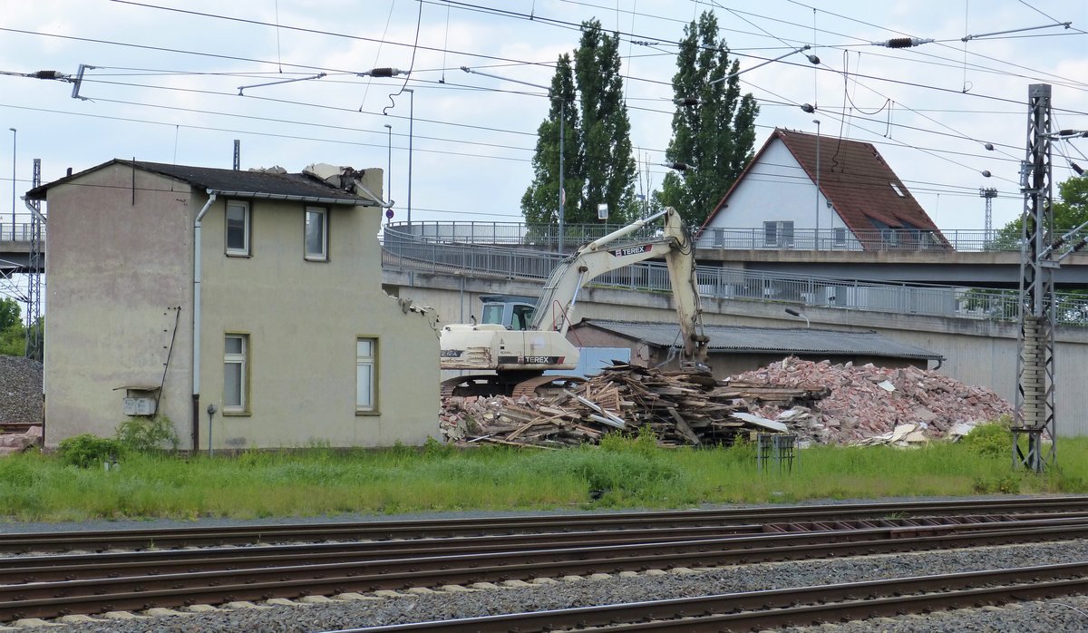 Zut Zeit wird dieses Gebäude im Bahnhof Nordhausen abgerissen. Auf der Höhe des baggers befand sich am Gebäude auch ein Bahnhofsschild. Schon vor ein paar Monaten wurde ein anderes Gebäude was sich hinter der Brückenabfahrt befindet ebenfalls abgerissen, siehe hier: http://meinebahnfotos.startbilder.de/bild/deutschland~nordhausen~ehemaliges-bahnbetriebswerk/592770/abriss-ehemaliges-gebaeude-der-reichsbahn-unterhalb.html. Nordhausen 11.05.2018