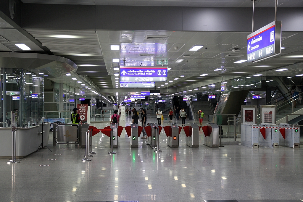 Zutrittssperren in der südlichen Schalterhalle der SRTET Bang Sue Grand Station (RN01/RW01) am 01.Mai 2022.