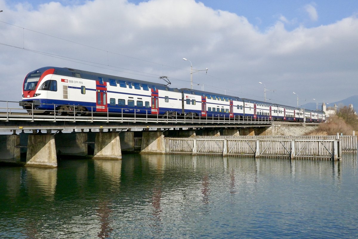 ZVV Kiss als S5 nach Zug, am 13.1.18 beim überqueren des Seedammes zwischen Hurden und Rapperswil